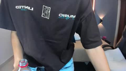 Snapshot of tommy18__ chatting on November 2025 04:11:01 AM Tommy online show from November 2025 04:11:01 AM