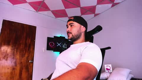 Snapshot of tommy_sccott chatting on December 2024 02:53:02 AM tommy_sccott online show from December 2024 02:53:02 AM