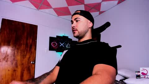 Snapshot of tommy_sccott chatting on January 2025 02:15:02 AM tommy_sccott online show from January 2025 02:15:02 AM