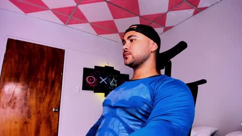 Snapshot of tommy_sccott chatting on January 2025 03:43:01 AM tommy_sccott online show from January 2025 03:43:01 AM