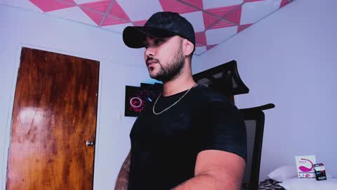 Snapshot of tommy_sccott chatting on February 2025 02:44:02 AM tommy_sccott online show from February 2025 02:44:02 AM