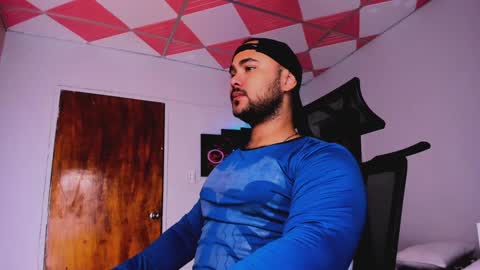 Snapshot of tommy_sccott chatting on February 2025 03:11:01 AM tommy_sccott online show from February 2025 03:11:01 AM