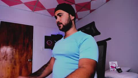 Snapshot of tommy_sccott chatting on February 2025 02:49:01 AM tommy_sccott online show from February 2025 02:49:01 AM