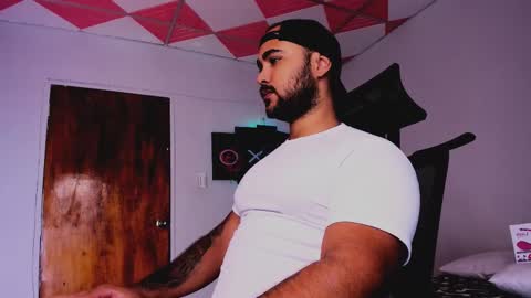 Snapshot of tommy_sccott chatting on February 2025 03:06:02 AM tommy_sccott online show from February 2025 03:06:02 AM