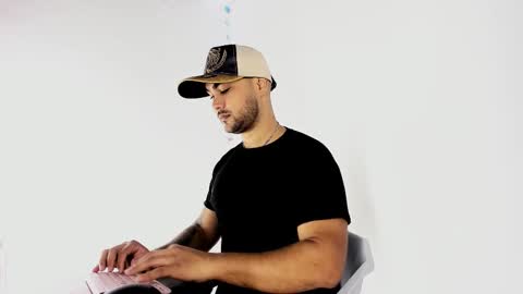 Snapshot of tommy_sccott chatting on September 2025 10:20:01 PM tommy_sccott online show from September 2025 10:20:01 PM