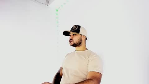 Snapshot of tommy_sccott chatting on September 2025 10:33:01 PM tommy_sccott online show from September 2025 10:33:01 PM