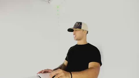 Snapshot of tommy_sccott chatting on September 2025 11:08:01 PM tommy_sccott online show from September 2025 11:08:01 PM