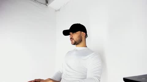 Snapshot of tommy_sccott chatting on October 2025 10:33:02 PM tommy_sccott online show from October 2025 10:33:02 PM