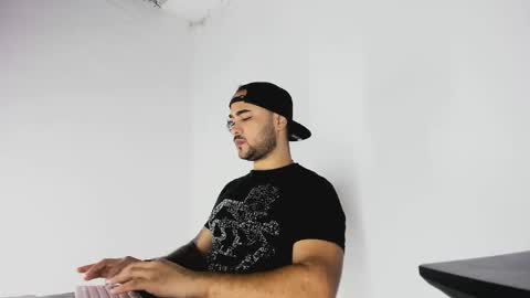 Snapshot of tommy_sccott chatting on November 2025 10:12:01 PM tommy_sccott online show from November 2025 10:12:01 PM