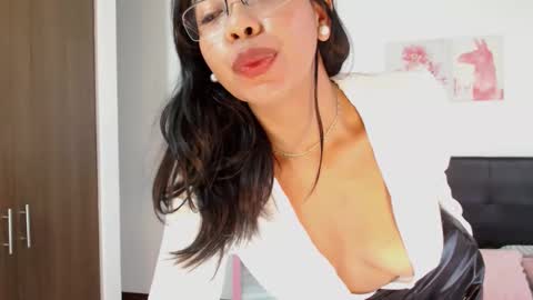 Traci online show from December 2025 01:49:02 PM