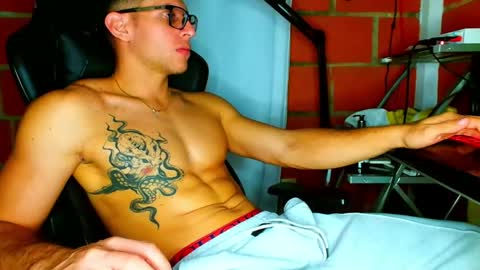 Snapshot of travisdiamonds chatting on June 2026 02:05:02 AM TRAVIS. online show from June 2026 02:05:02 AM