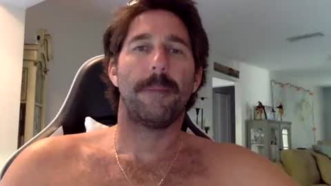 Snapshot of traviskenn chatting on October 2025 08:42:01 PM TravisKenn online show from October 2025 08:42:01 PM