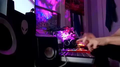 travism211 online show from November 2025 06:43:02 PM