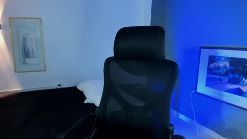 TRAV - INDEPENDENT MODEL online show from November 2025 02:23:01 AM