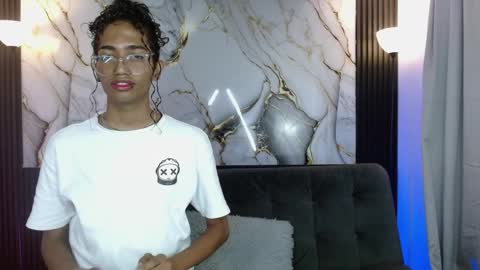 Snapshot of triiangel_latinboy chatting on April 2026 01:54:01 AM Johan online show from April 2026 01:54:01 AM