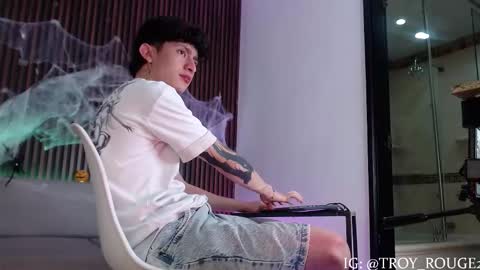 Troy online show from October 2025 07:25:02 PM