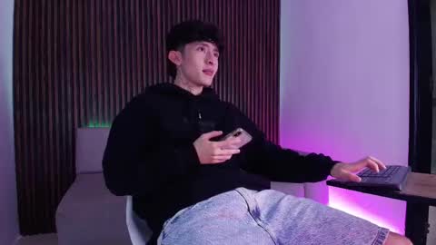 Troy online show from November 2025 07:24:01 PM