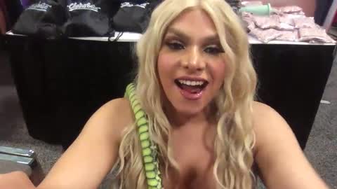 Snapshot of tsblondienyc chatting on December 2024 11:03:01 PM Jessie online show from December 2024 11:03:01 PM