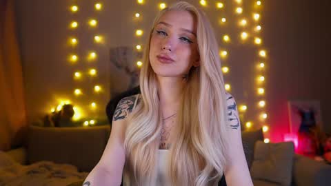 Snapshot of twiinkie_pie chatting on February 2025 04:47:01 PM Maria 3 online show from February 2025 04:47:01 PM