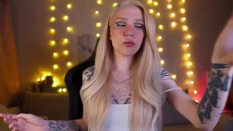 Snapshot of twiinkie_pie chatting on February 2025 04:33:01 PM Maria 3 online show from February 2025 04:33:01 PM