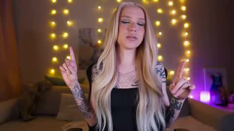 Snapshot of twiinkie_pie chatting on February 2025 03:31:02 PM Maria 3 online show from February 2025 03:31:02 PM