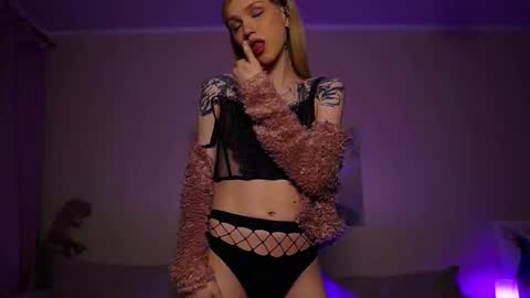 Snapshot of twiinkie_pie chatting on September 2025 05:35:01 PM Maria 3 online show from September 2025 05:35:01 PM