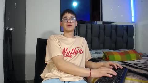 Snapshot of twink_daren chatting on January 2025 06:03:02 PM Mr Daren online show from January 2025 06:03:02 PM