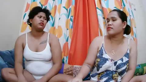Snapshot of twowetcuties chatting on February 2025 06:00:01 AM Lyn and lea online show from February 2025 06:00:01 AM