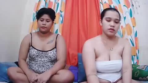 Snapshot of twowetcuties chatting on February 2025 03:55:02 AM Lyn and lea online show from February 2025 03:55:02 AM
