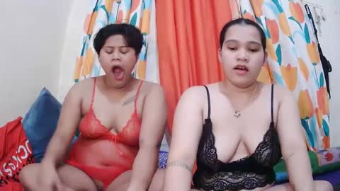 Snapshot of twowetcuties chatting on February 2025 05:56:01 AM Lyn and lea online show from February 2025 05:56:01 AM