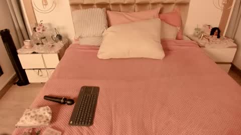 Twiggy online show from February 2025 08:31:01 PM