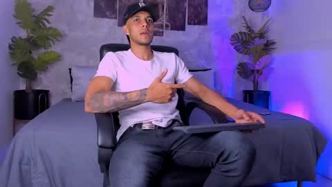 Snapshot of tyler_jonnes chatting on December 2024 08:47:02 PM Tyler online show from December 2024 08:47:02 PM