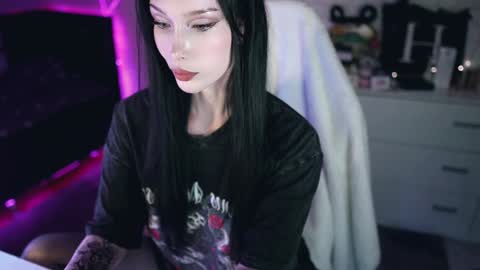 Izzy    online show from December 2024 07:39:02 PM