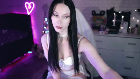 Izzy    online show from December 2024 04:26:01 PM