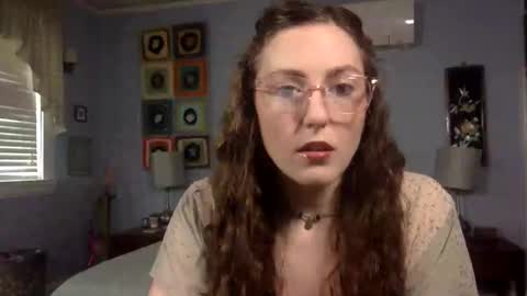 Lola Moonstone online show from May 2026 03:17:01 PM