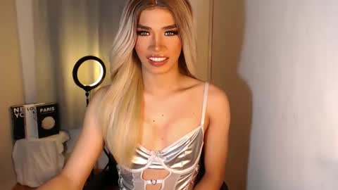 Miss Andrea online show from September 2025 05:02:01 PM