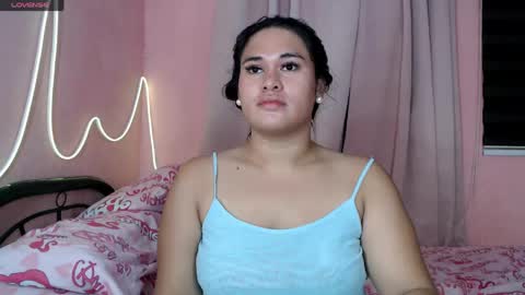 Snapshot of ur_baby_rebbecca chatting on May 2026 12:43:01 PM SINGLE online show from May 2026 12:43:01 PM