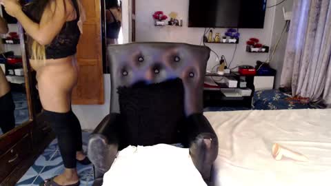 Snapshot of ur_majestyqueen_angelaxxx chatting on January 2025 02:43:02 AM QUEEN ANGELA online show from January 2025 02:43:02 AM