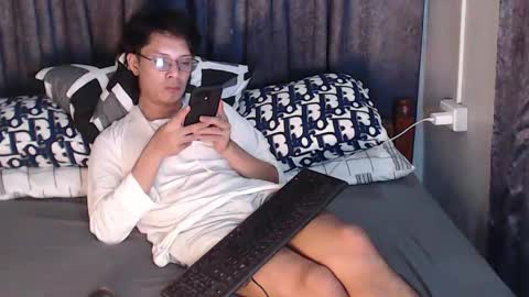 Snapshot of urpinoyasianx chatting on October 2025 08:33:01 AM Mel online show from October 2025 08:33:01 AM