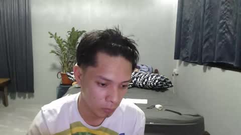 Snapshot of urpinoyasianx chatting on November 2025 10:48:02 AM Mel online show from November 2025 10:48:02 AM