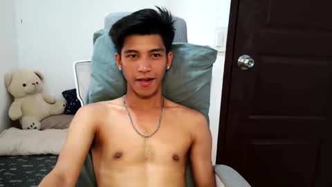 Snapshot of ursweetie_boy chatting on April 2026 07:33:01 AM ursweetie_boy online show from April 2026 07:33:01 AM