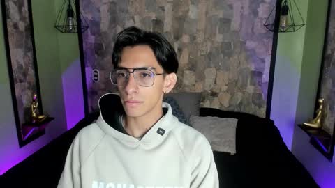 UYUKIE online show from October 2025 01:00:02 PM