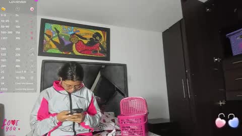 Snapshot of vahiolet_smith chatting on November 2025 03:28:02 AM Vahiolet smith online show from November 2025 03:28:02 AM