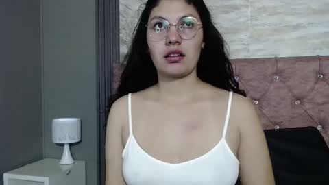 Snapshot of vainilla_cam chatting on February 2026 01:59:02 AM Vainilla online show from February 2026 01:59:02 AM