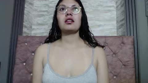 Snapshot of vainilla_cam chatting on February 2026 02:05:01 AM Vainilla online show from February 2026 02:05:01 AM