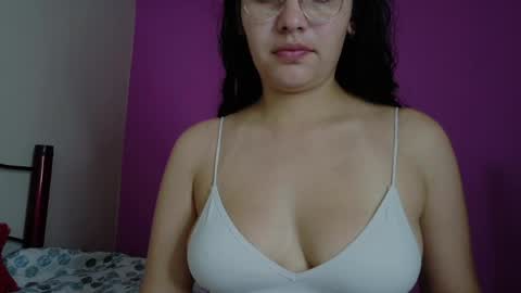 Snapshot of vainilla_cam chatting on May 2026 12:15:01 AM Vainilla online show from May 2026 12:15:01 AM