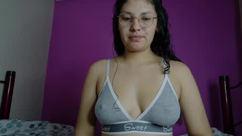 Snapshot of vainilla_cam chatting on May 2026 01:23:01 AM Vainilla online show from May 2026 01:23:01 AM