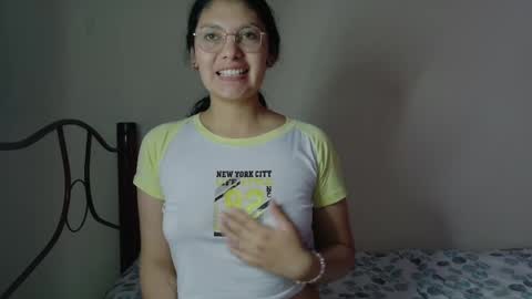 Snapshot of vainilla_cam chatting on May 2026 12:24:01 PM Vainilla online show from May 2026 12:24:01 PM