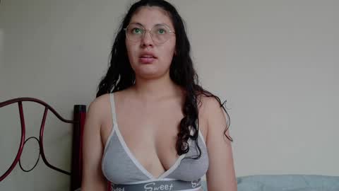 Snapshot of vainilla_cam chatting on May 2026 12:34:02 PM Vainilla online show from May 2026 12:34:02 PM