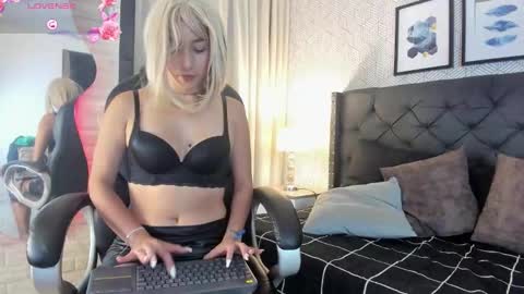 Snapshot of valentina__desire chatting on November 2025 12:05:01 PM Valen online show from November 2025 12:05:01 PM
